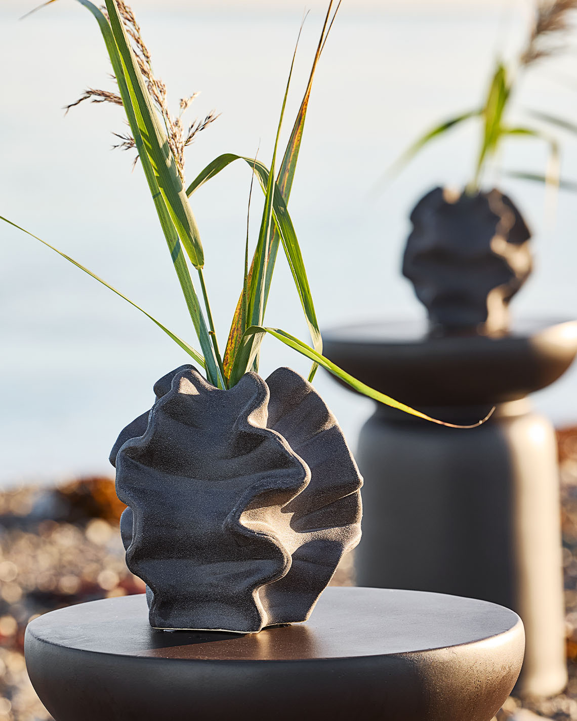 Vaza VILHELM Vaza organske oblike na mizici na plaži