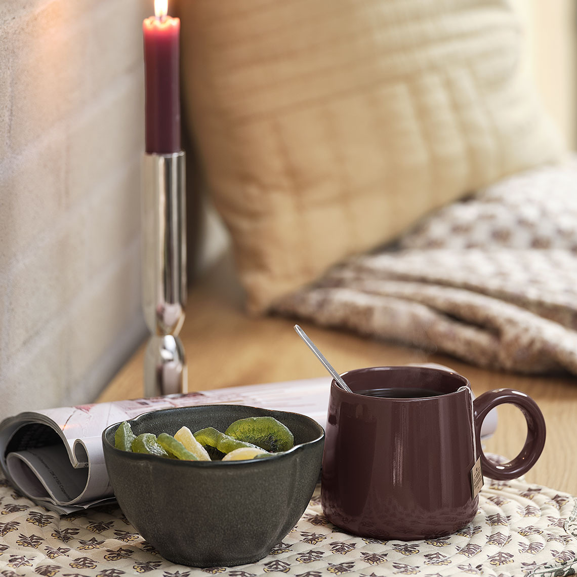 Skleda EJLIF in skodelica MELVIN na pogrinjku ENGSNELLE Skleda in skodelica na pogrinjku