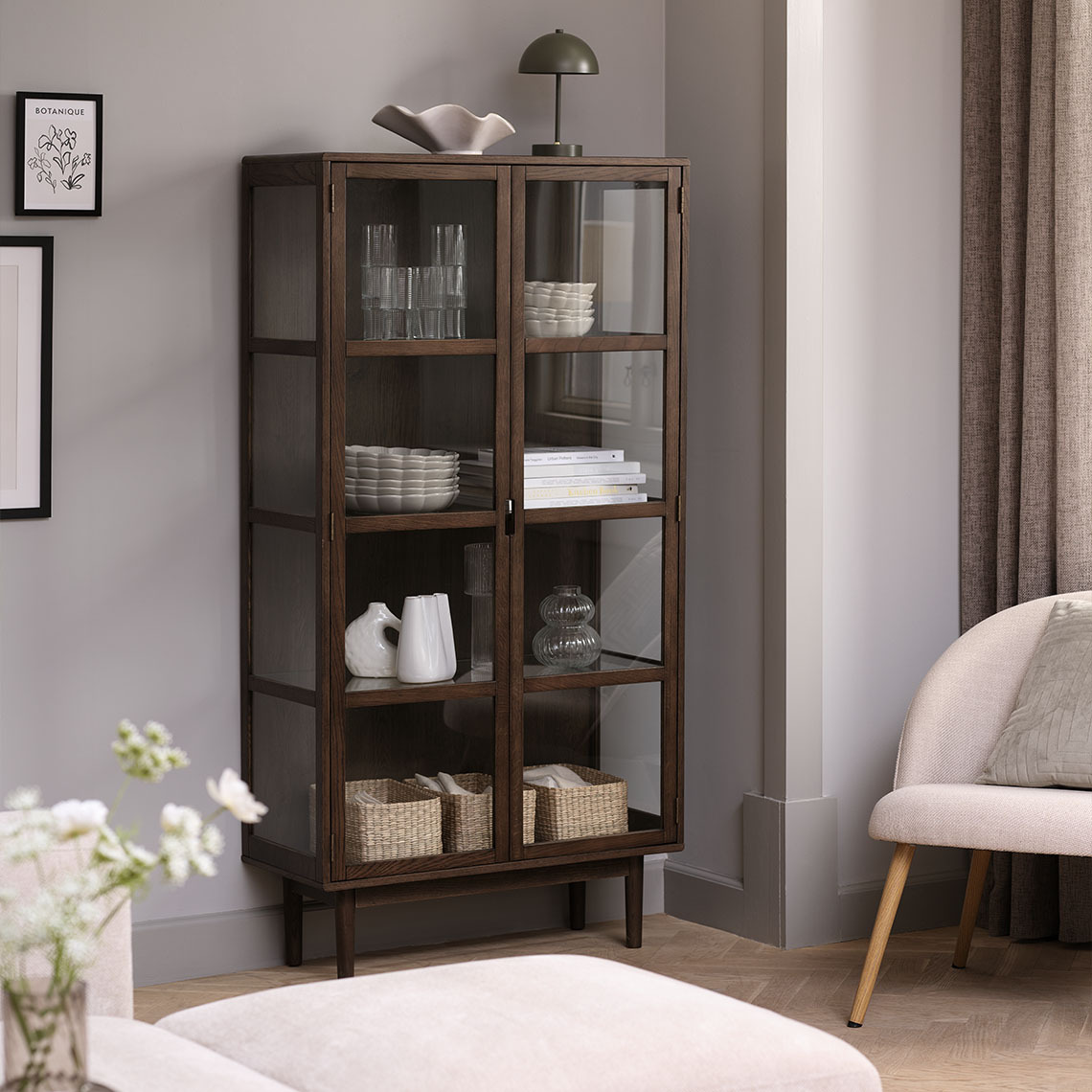 Visoka vitrina VESTERBY iz masivnega hrasta FSC® in hrastovega furnirja v temni barvi Visoka vitrina iz masivnega hrasta FSC in hrastovega furnirja v temni barvi