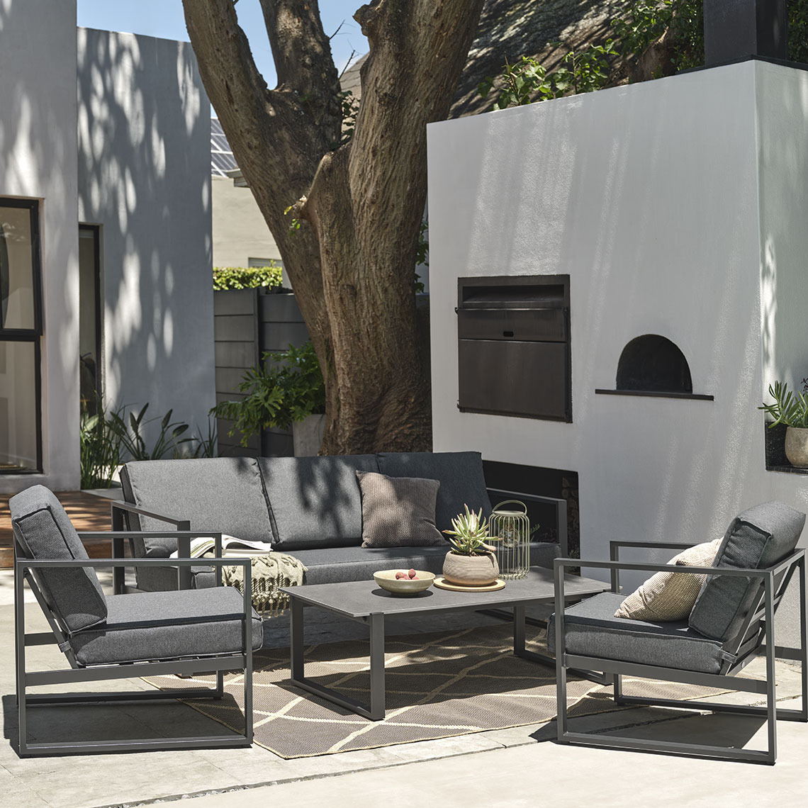 Hitrosušeča garnitura s črnimi blazinami