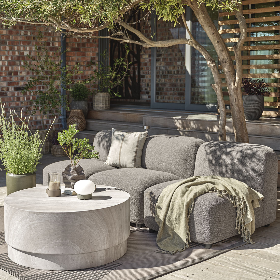 Lounge garnitura sestavljena iz lounge modulov