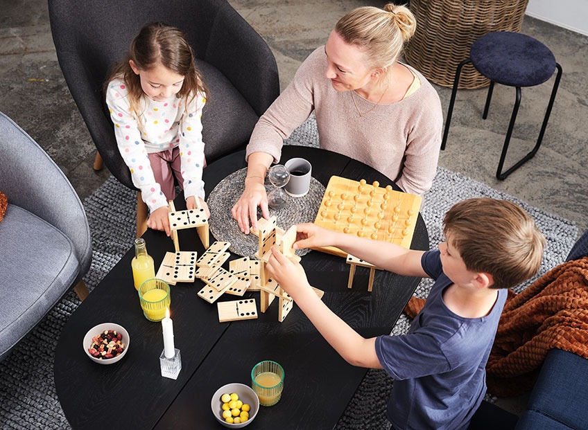 Igranje družabne igre v dnevni sobi na klubski mizici