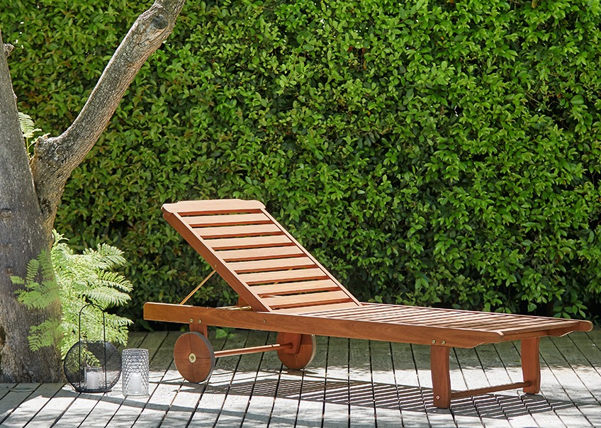 Lesen ležalnik na sončni terasi
