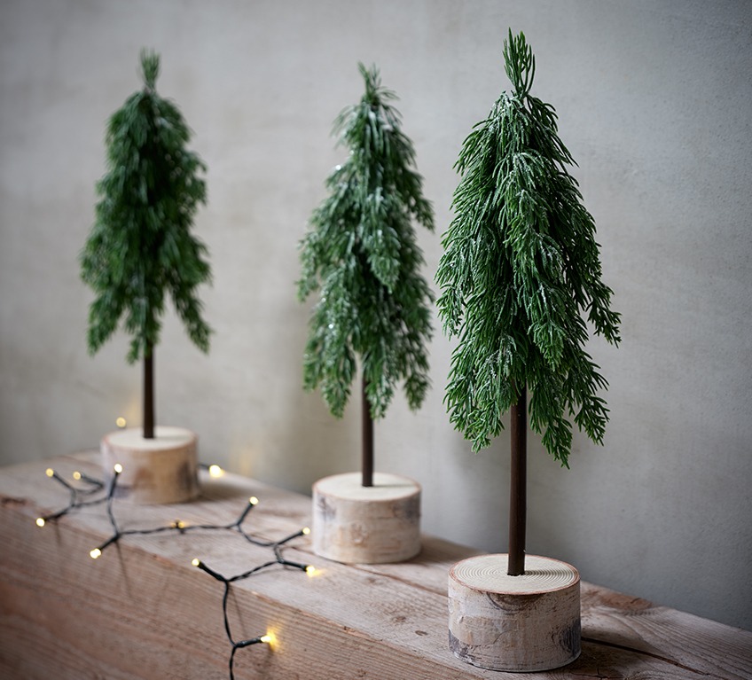Tri borova drevesa na lesu predstavljajo moderno božično dekoracijo