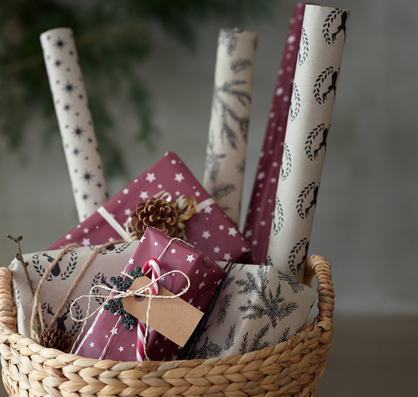 Zavijalni papir in božična darila v košari