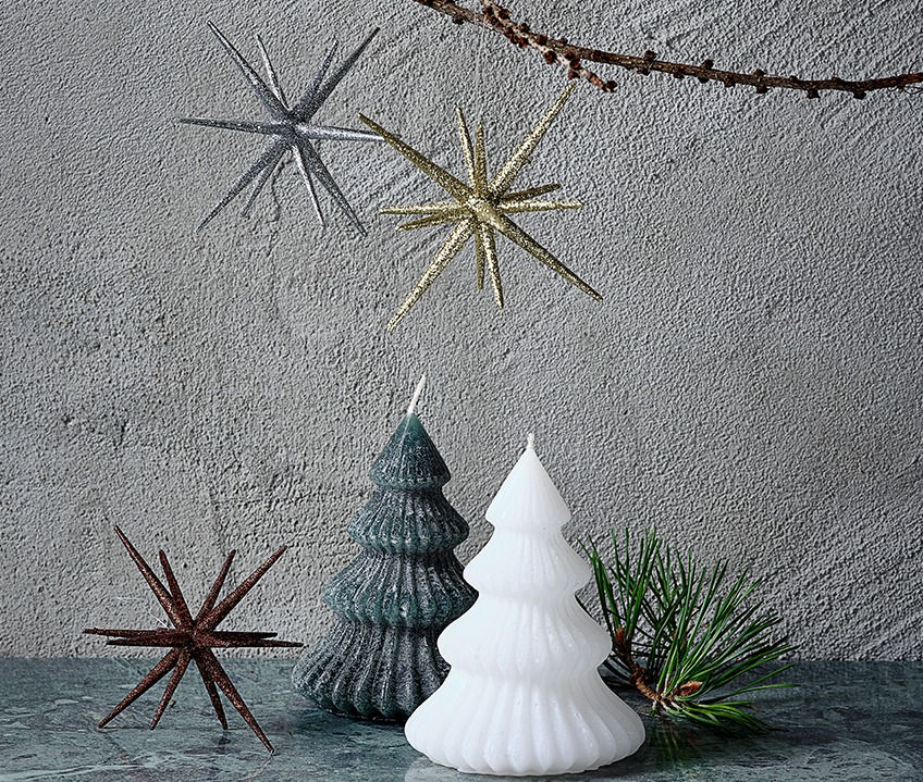 Sveči v obliki božičnega drevesa in božične zvezdice v srebrni, zlati in rjavi barvi.