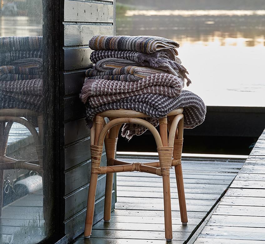 Brisače, in črtaste brisače na stolčku ob jezeru