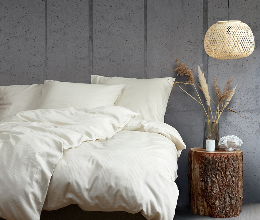Elegantna spalnica v mirnem nordijskem stilu in s posteljo odeto v posteljnino nežni peščeni barvi