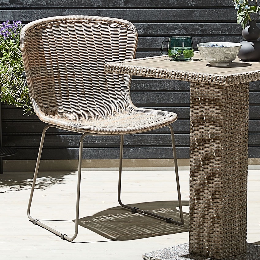 Vrtni stol v naravnem stilu, iz umetnega ratana in kovine z bistro mizo iz umetnga ratana na terasi