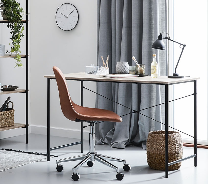 Eleganten pisarniški stol v konjak barvi ob lepi pisalni mizi