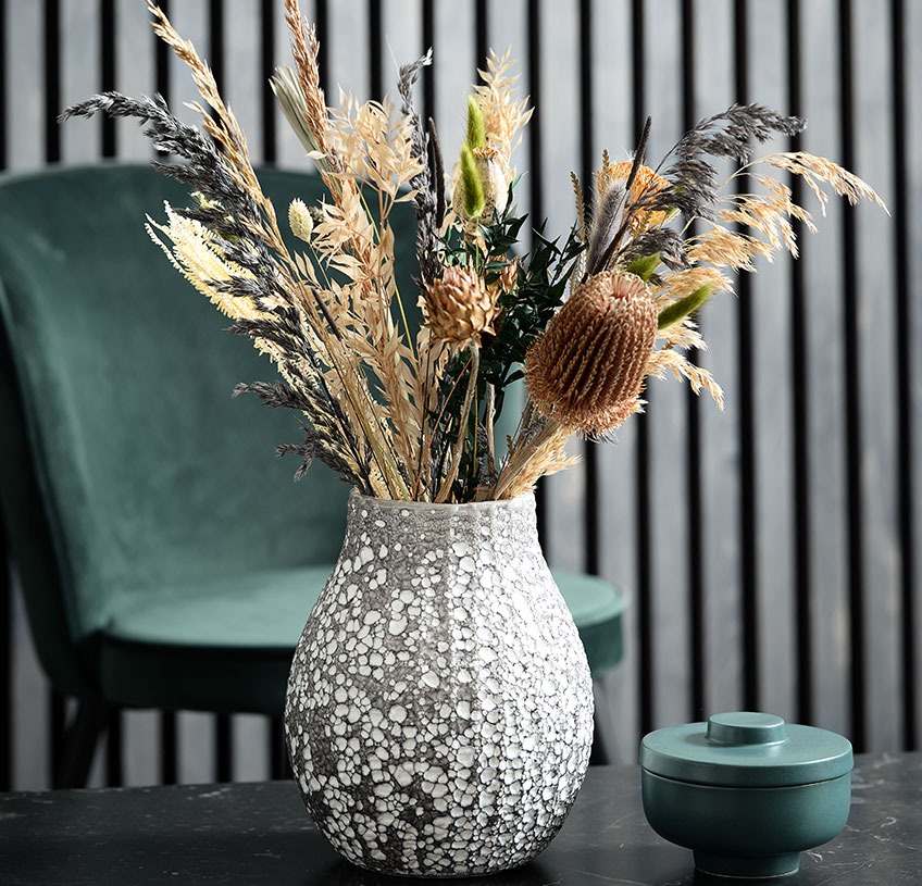 Velika vaza z umetnimi rastlinami in cvetjem
