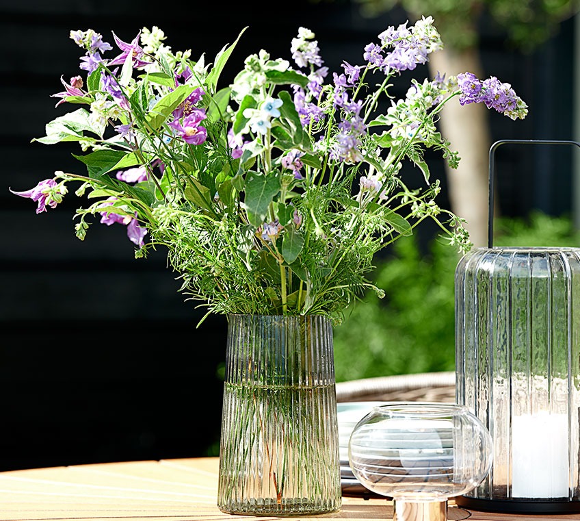 Steklena vaza na vrtni mizi 