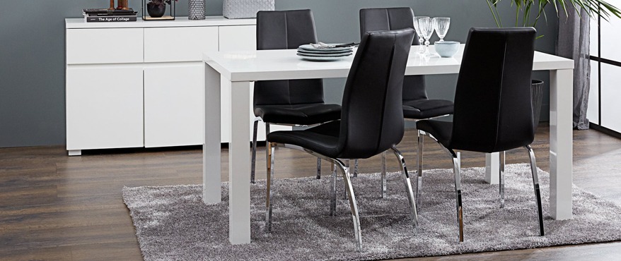 Jedilnica s stoli, mizo in omarico ter preprogo v sivi barvi