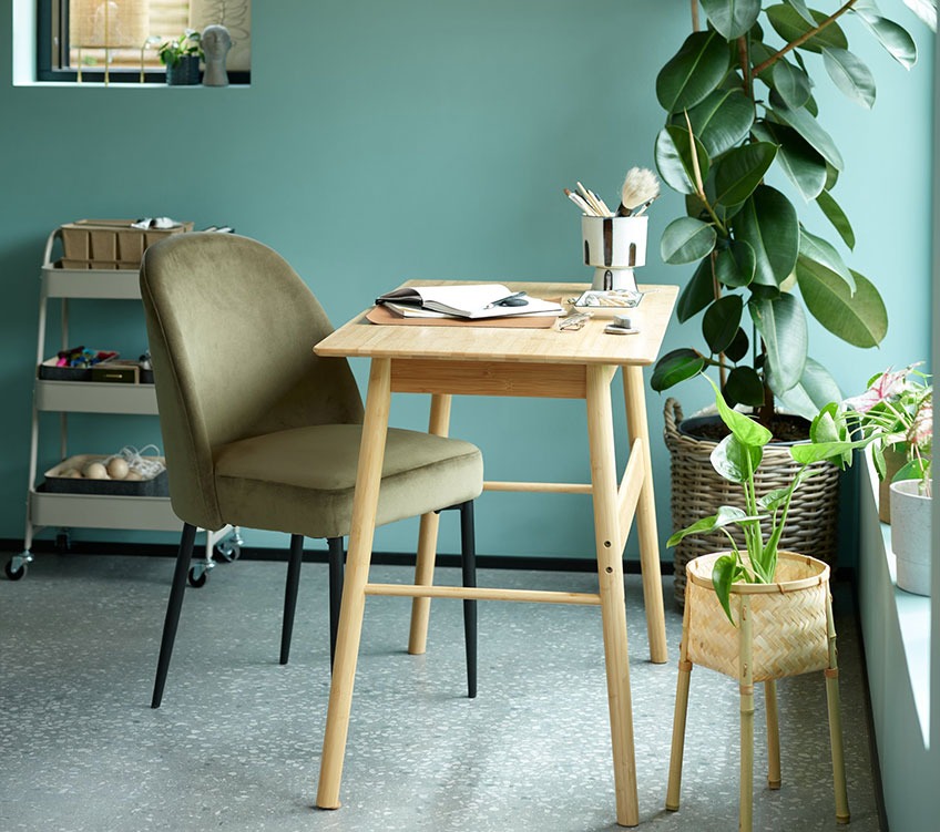 Jedilniški stol v olivni barvi ob pisalni mizi iz bambusa