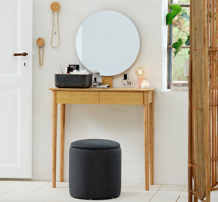Toaletna mizica iz bambusa z ogledalom in taburejem s prostorom za shranjevanje