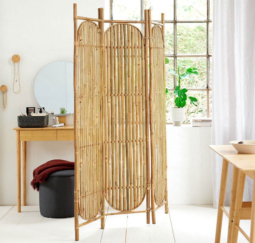 Pregrada za preoblačenje iz bambusa služi kot pregrada med jedilnico in spalnim prostorom