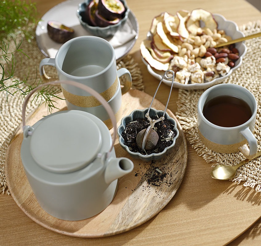 Lesen pladenj s sivim čajnikom s skodelico in majhnimi skledami 