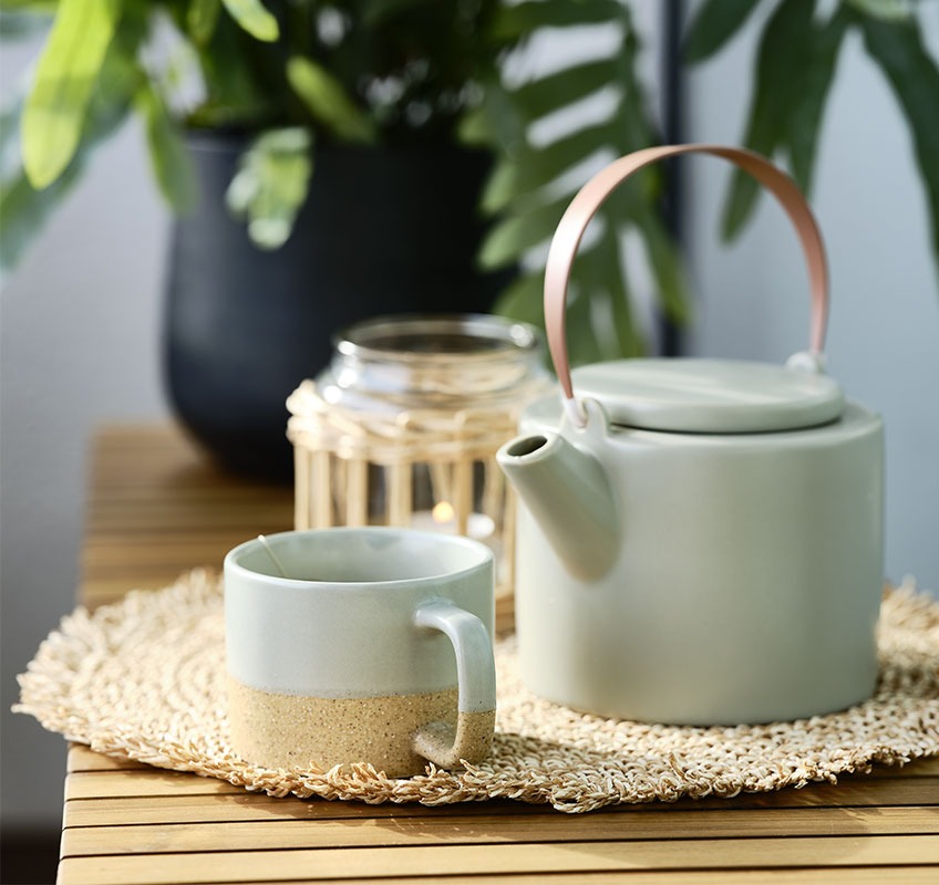 Vrtna klop s čajnikom in skodelico 