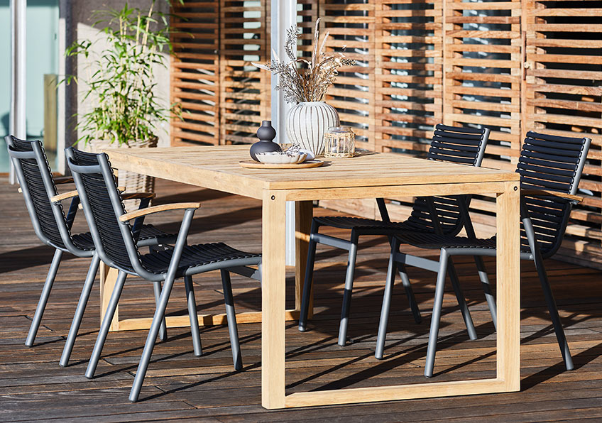 Nakladljiv vrtni stol iz recikliranega aluminija in oceanske plastika in vrtna miza iz recikliranega lesa