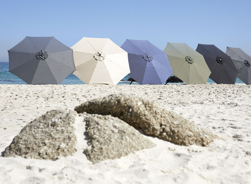 Senčnik v različnih barvah na plaži