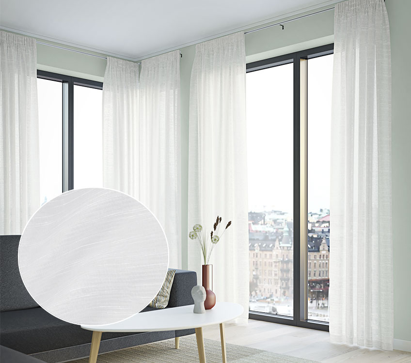 Prosojna zavesa v umazano beli barvi v dnevni sobi