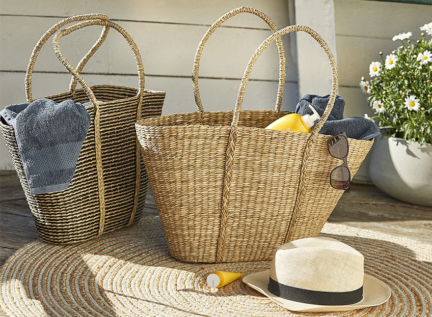 Dve torbi oz. cekarja za na plažo s sončno kremo in brisačami