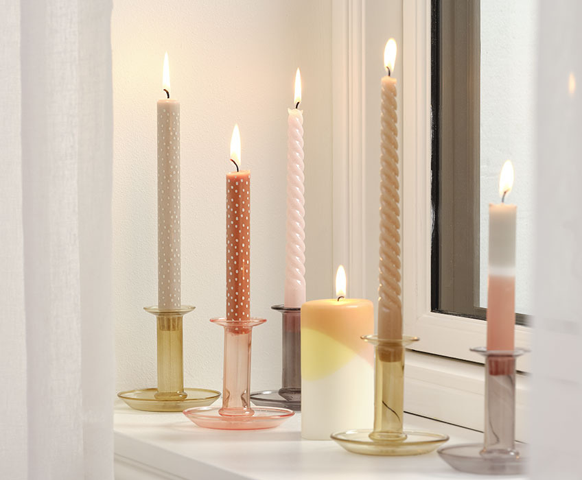 Sveče v svečnikih na okenski polici