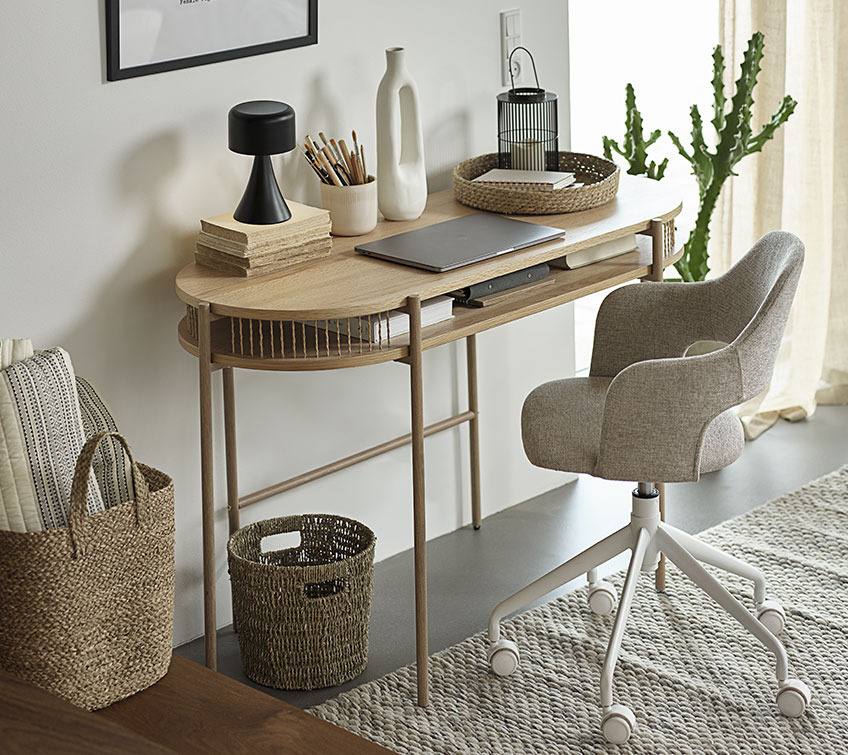 Pisalna miza in pisarniški stol 