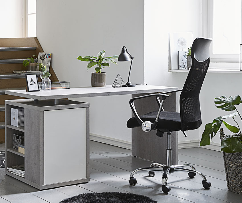 Pisalna miza v sivo-beli barvi in črn pisarniški stol