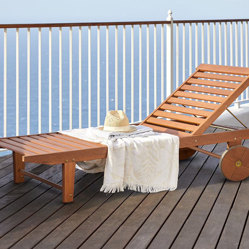 Lesen ležalnik na sončni terasi