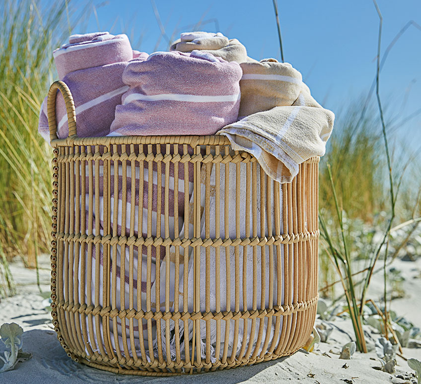 Košara z brisačami na obali