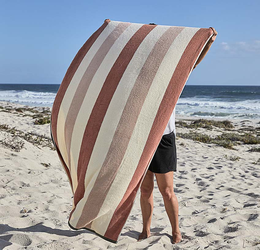 Črtasta brisača na plaži