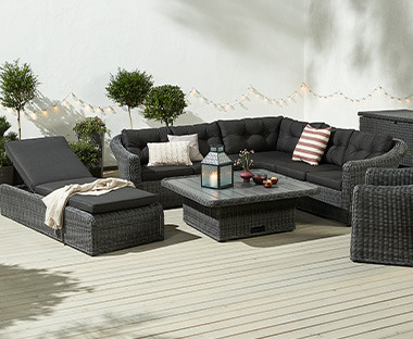 Udobno lounge vrtno pohištvo na terasi