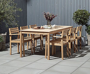 Komplet vrtne miza in vrtnih stolov iz lesa