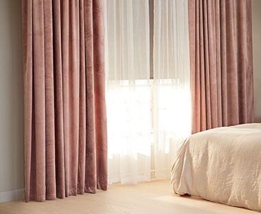 Zatemnitvena in lahka zavesa z notranjim rolojem v spalnici